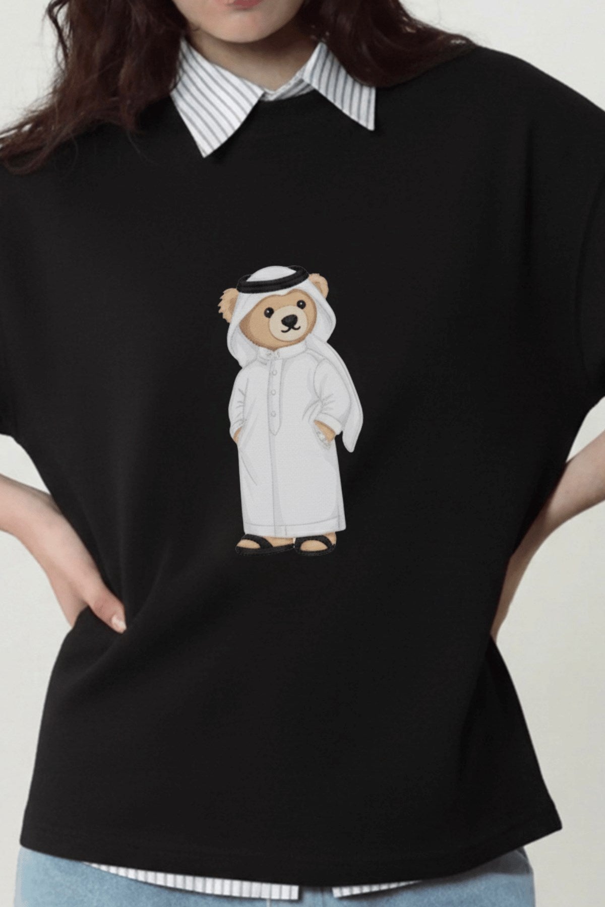Kadın Oversize Tişört Qatari Bear White Baskılı Siyah – Bisiklet Yaka, Rahat Kalıp, %100 Pamuk
