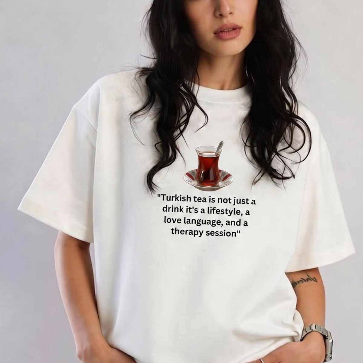 Kadın Oversize Tişört Çay Therapy Baskılı Beyaz – Bisiklet Yaka, Rahat Kalıp, %100 Pamuk