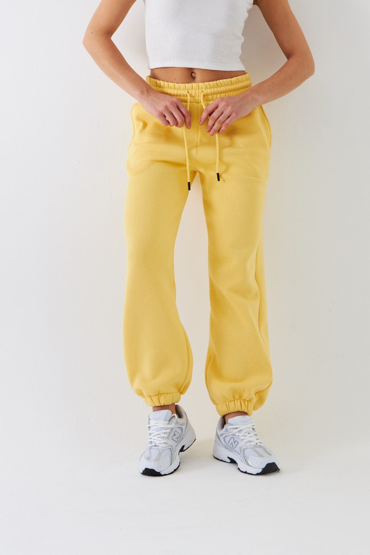 Oversize Unisex Eşofman Altı Sarı – 3 İplik Şardonlu, Paça-Bel Lastikli, Cepli, Modern Rahat Kesim