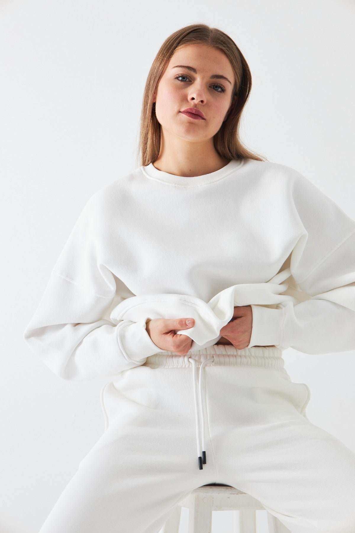 Unisex Oversize Eşofman Takımı Basic Beyaz – Bisiklet Yaka, Lastikli Paça, 3 İplik Şardonlu Polar
