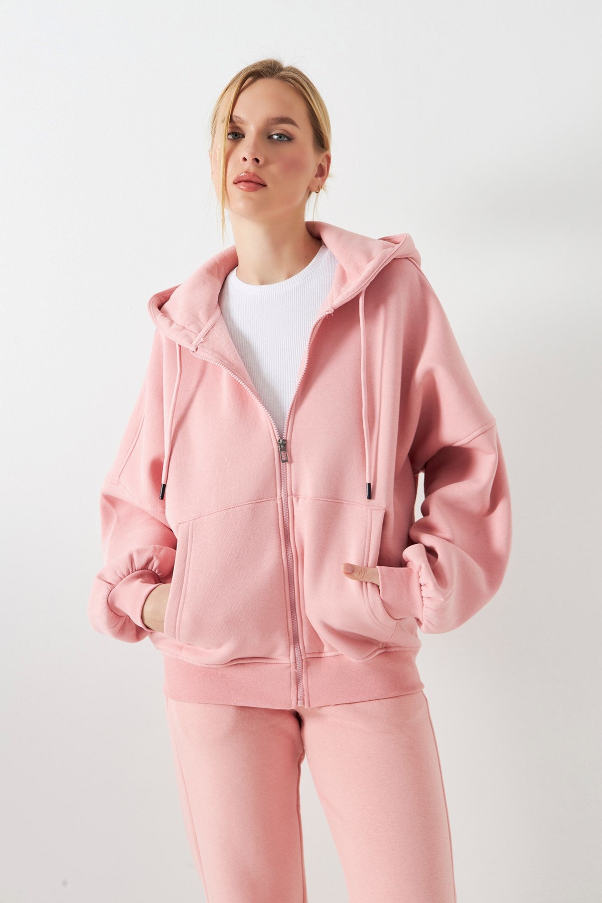 Kadın Oversize Eşofman Takımı Kordonlu Pembe – Fermuarlı, Kapüşonlu, Lastikli Paça, 3 İplik Polar