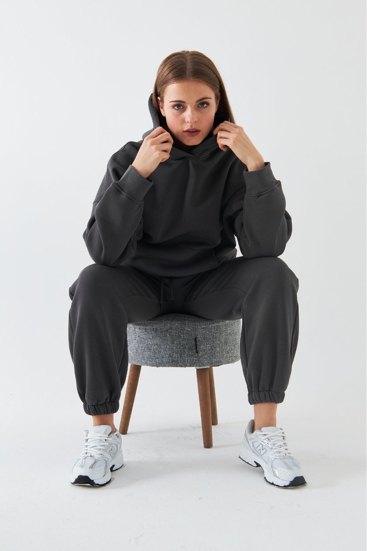 Oversize Unisex Eşofman Takımı Füme – Basic, 3 İplik Şardonlu Polar; Kapüşonlu Üst, Lastikli Alt