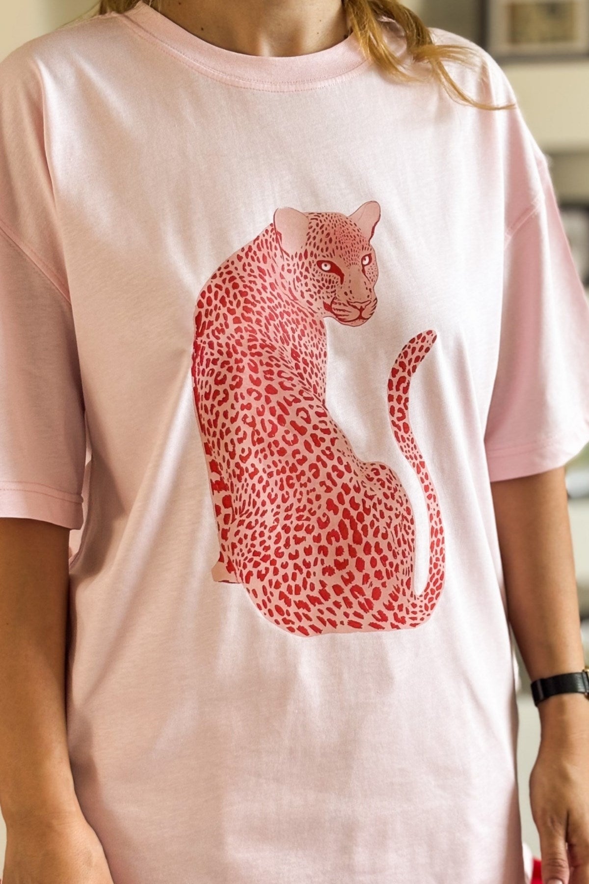Kadın Pembe Oversize Tişört – Leopar Baskılı Rahat Kalıp Yazlık Model