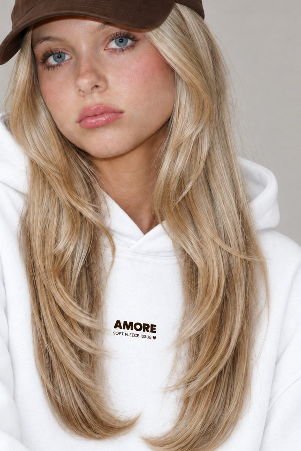 Kadın Oversize Hoodie Amore Baskılı Beyaz – Kapüşonlu, Kanguru Cepli, 3 İplik Şardonlu Polar
