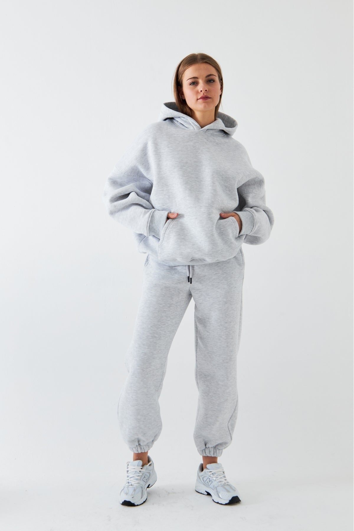 Oversize Unisex Eşofman Takımı Gri – Basic, 3 İplik Şardonlu Polar; Kapüşonlu Üst, Lastikli Alt