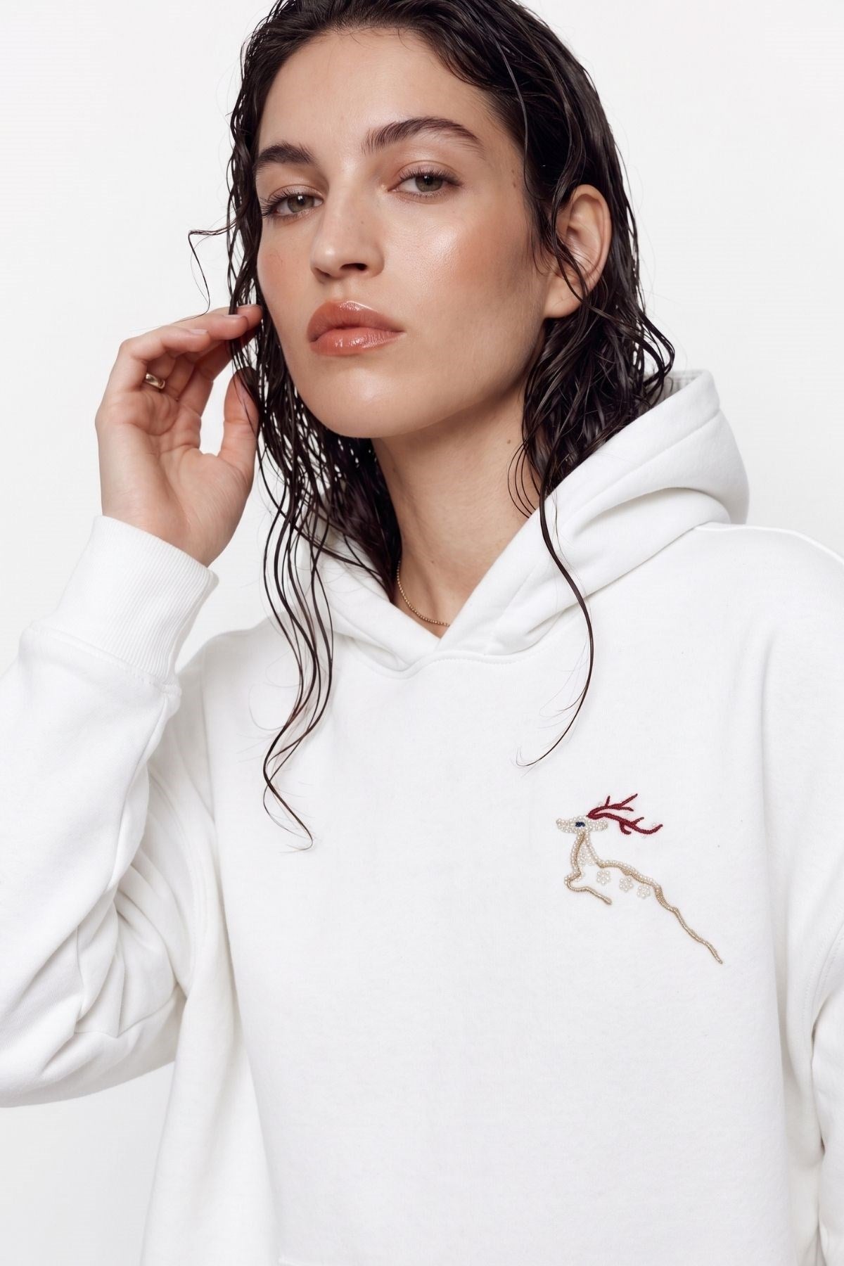 Kadın Oversize Hoodie Geyik Nakışlı Beyaz – Kapüşonlu, Kanguru Cepli, 3 İplik Şardonlu Polar
