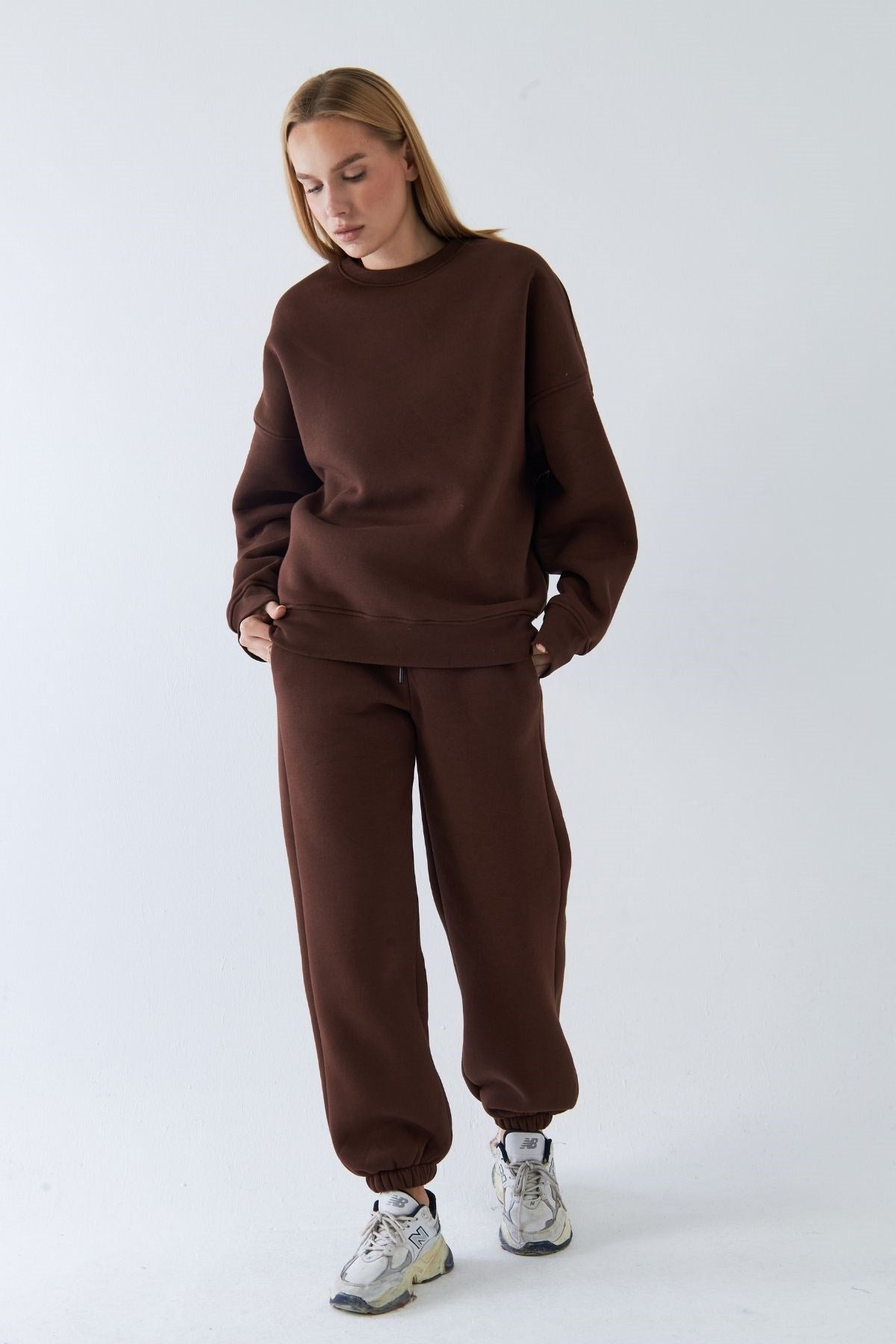 Unisex Oversize Eşofman Takımı Basic Kahverengi – Bisiklet Yaka, Lastikli Paça, 3 İplik Polar