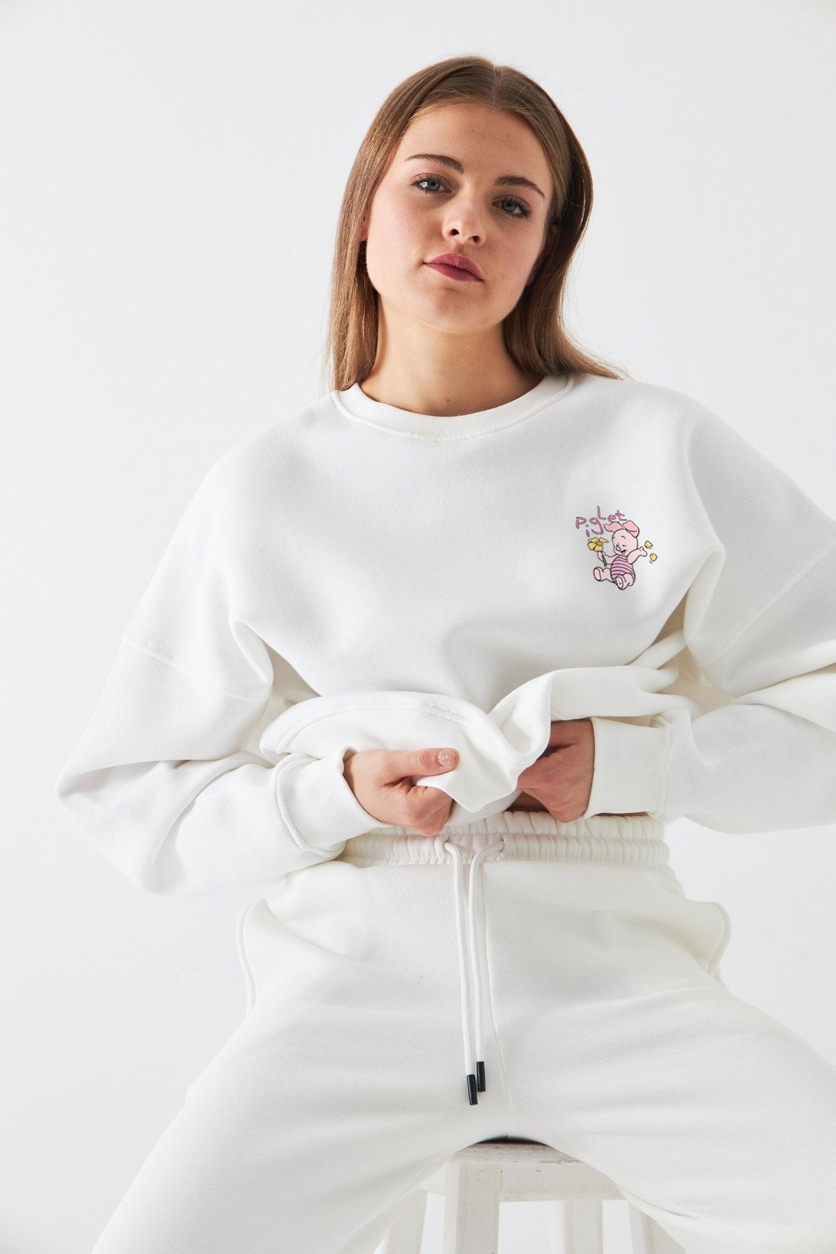 Kadın Oversize Sweatshirt Piglet Bloom Baskılı Beyaz – Bisiklet Yaka, 3 İplik Şardonlu Polar