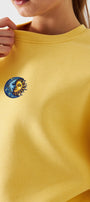 Kadın Oversize Sweatshirt Sun & Moon Baskılı Sarı – Bisiklet Yaka, 3 İplik Şardonlu Polar
