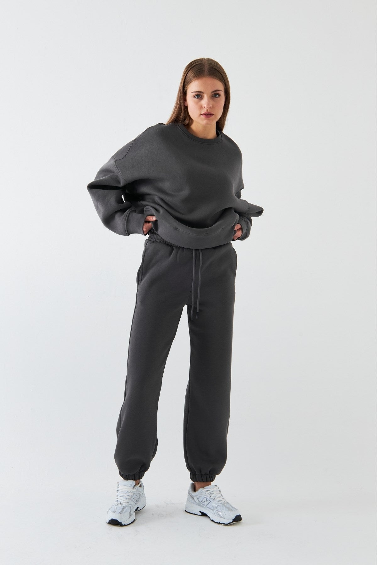 Unisex Oversize Eşofman Takımı Basic Füme – Bisiklet Yaka, Lastikli Paça, 3 İplik Şardonlu Polar