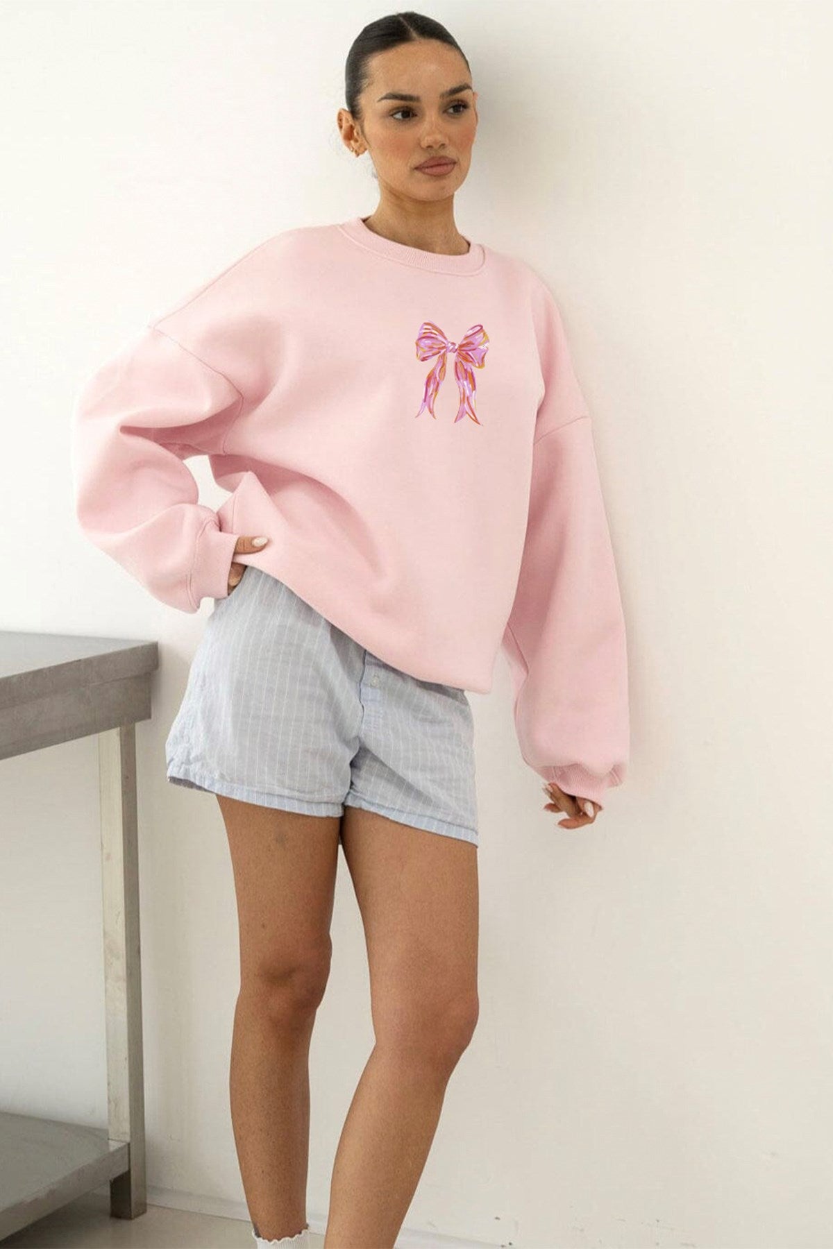 Kadın Oversize Sweatshirt Pembe  Kurdele Baskılı Pembe – Bisiklet Yaka, 3 İplik Şardonlu Polar