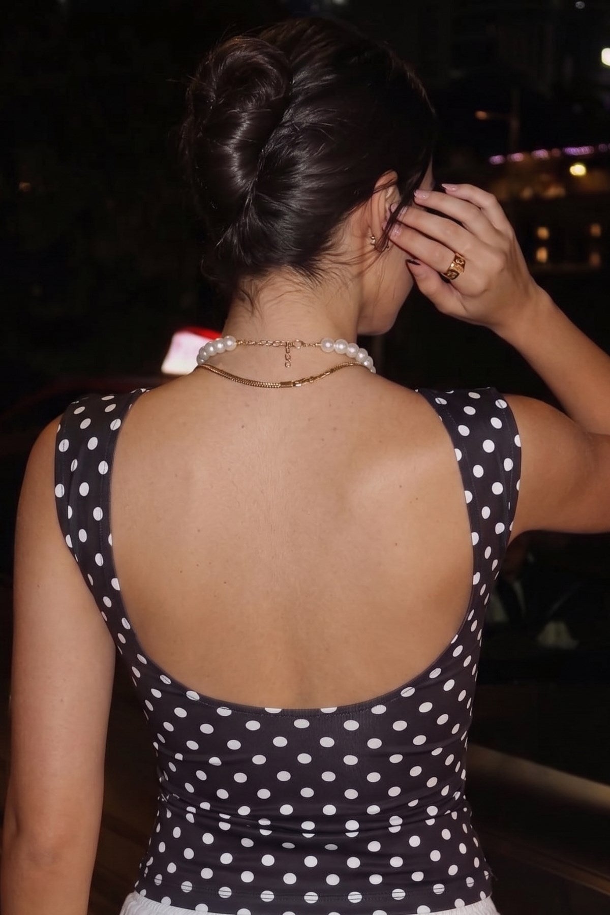 Kadın Polka Muse Puantiyeli Siyah Bluz – Sırt Dekolteli, Kolsuz, Vücuda Oturan Şık Tasarım