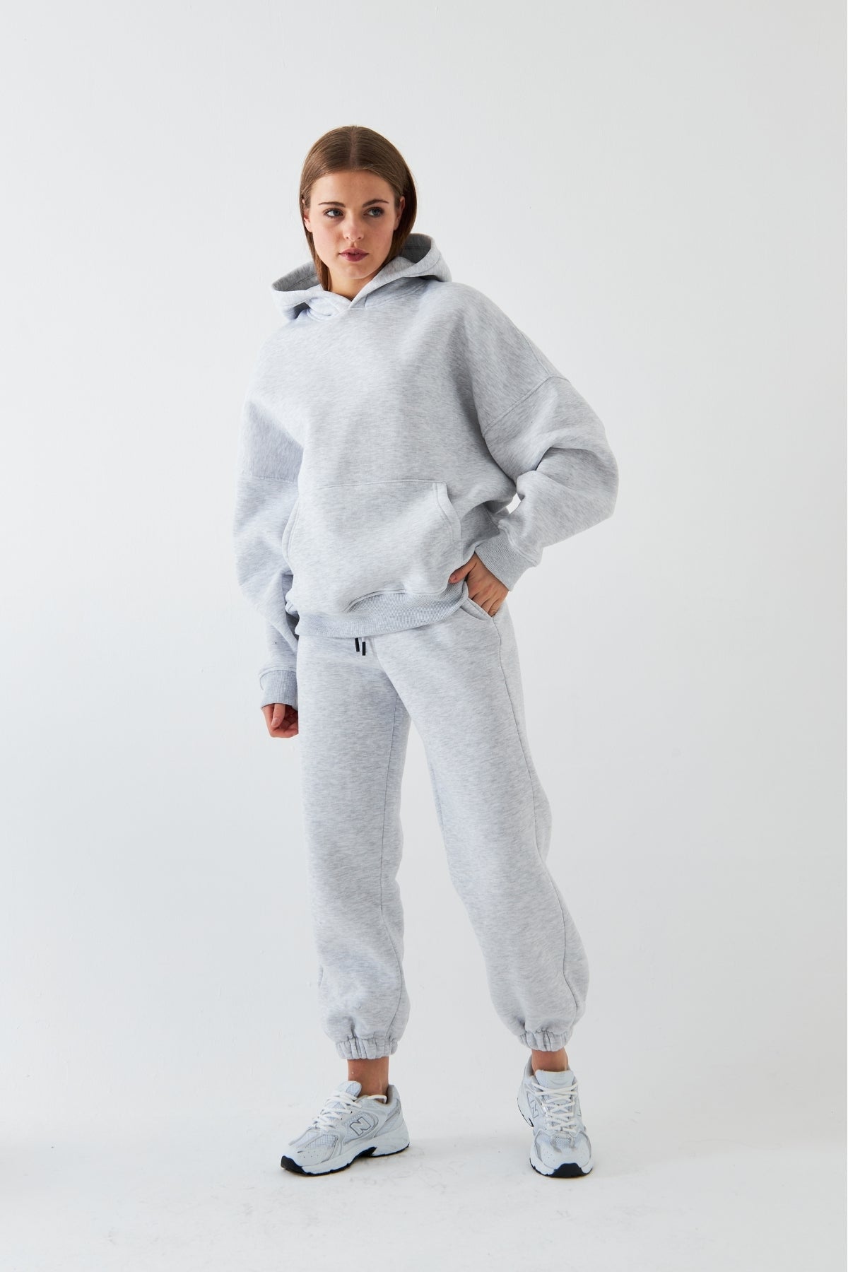 Oversize Unisex Eşofman Takımı Gri – Basic, 3 İplik Şardonlu Polar; Kapüşonlu Üst, Lastikli Alt