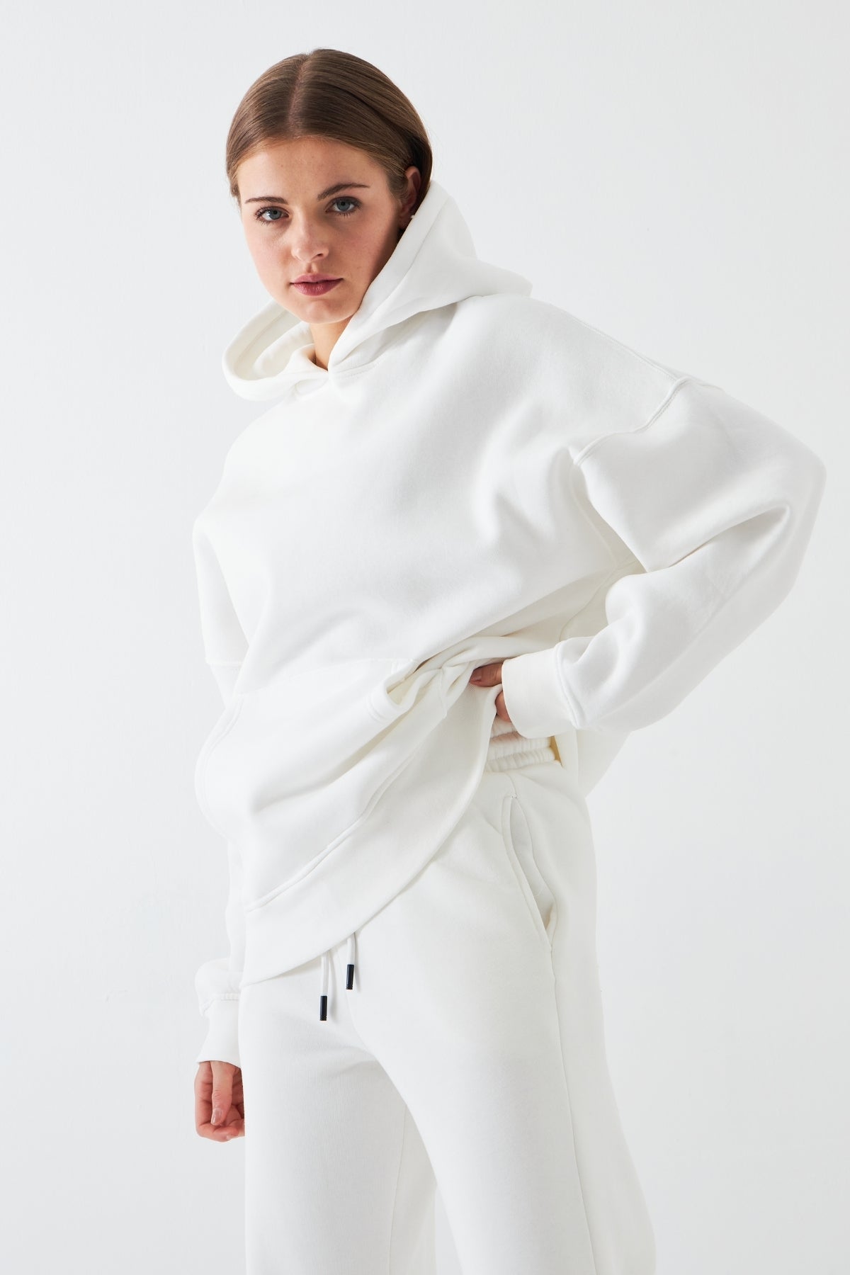 Oversize Unisex Eşofman Takımı Beyaz – Basic, 3 İplik Şardonlu Polar; Kapüşonlu Üst, Lastikli Alt