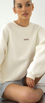 Kadın Oversize Sweatshirt AMORE Beyaz – Bisiklet Yaka, 3 İplik Şardounlu Polar