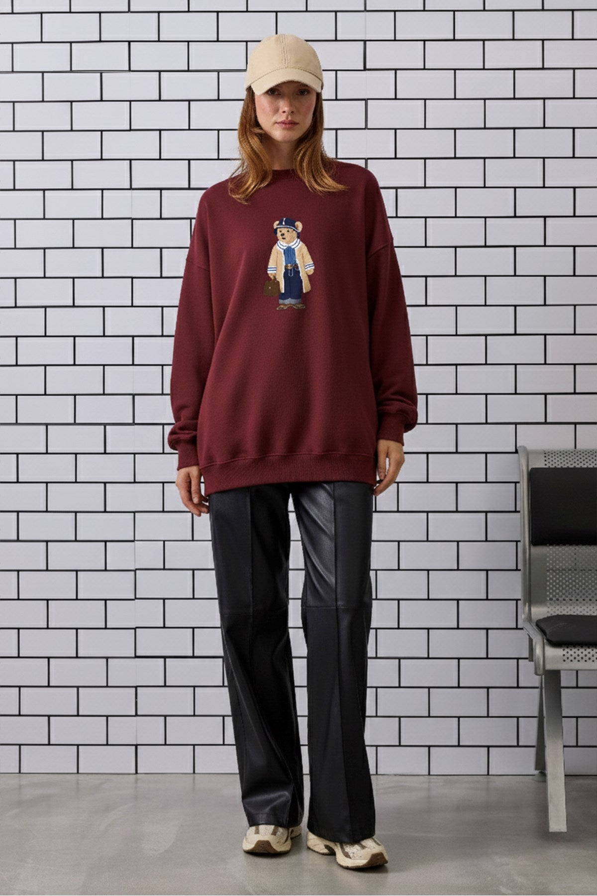 Kadın Oversize Sweatshirt Traveler Bear Baskılı Bordo – Bisiklet Yaka, 3 İplik Şardonlu Polar