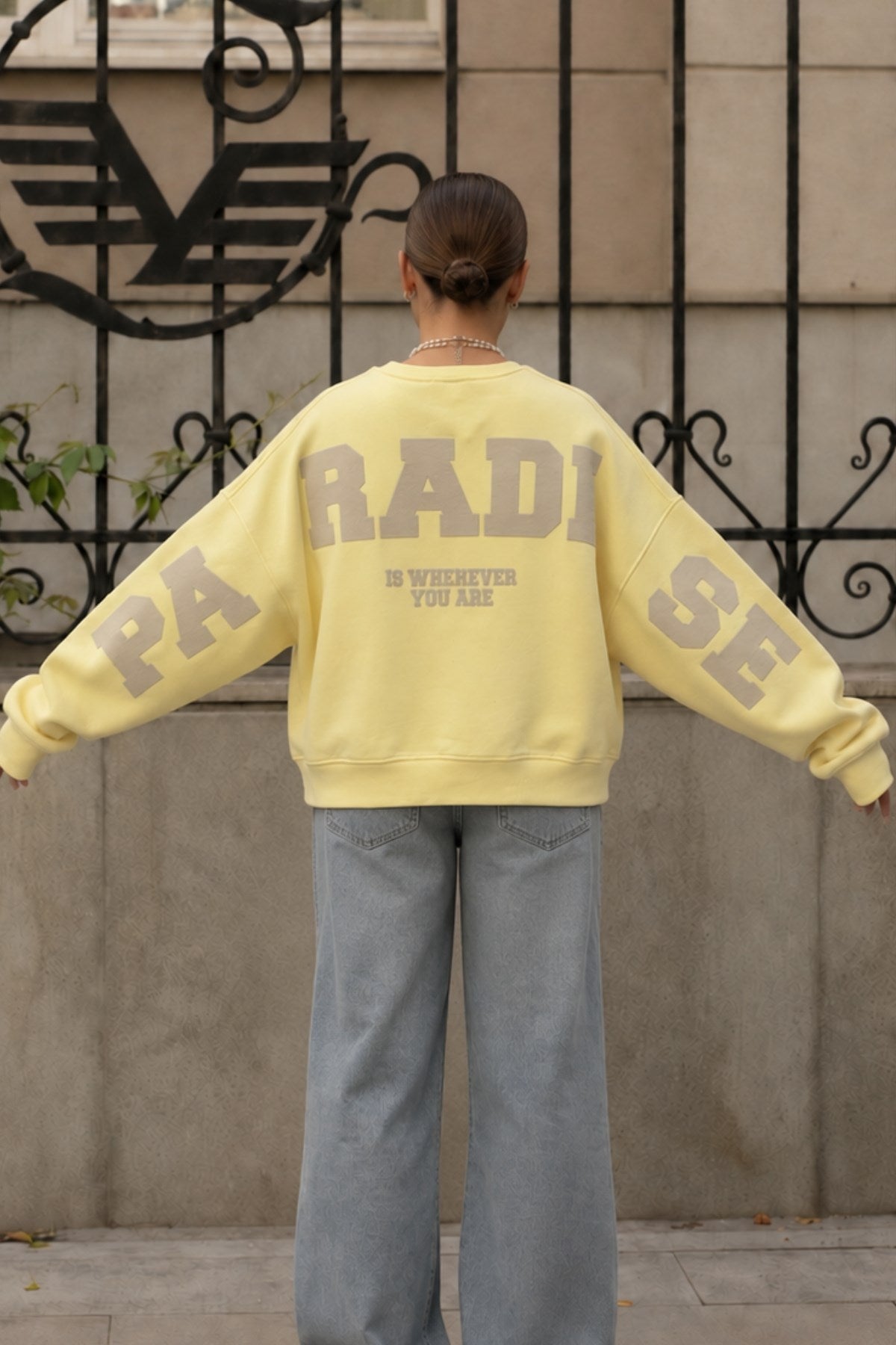 Kadın Oversize Sweatshirt Paradise Varsity Kabartma Baskılı Sarı – Bisiklet Yaka, 3 İplik Şardonlu Polar