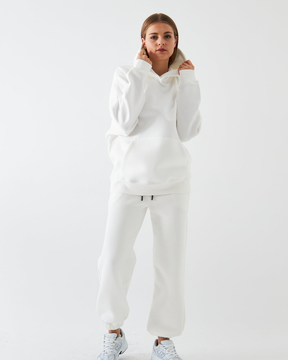 Oversize Unisex Eşofman Takımı Beyaz – Basic, 3 İplik Şardonlu Polar; Kapüşonlu Üst, Lastikli Alt