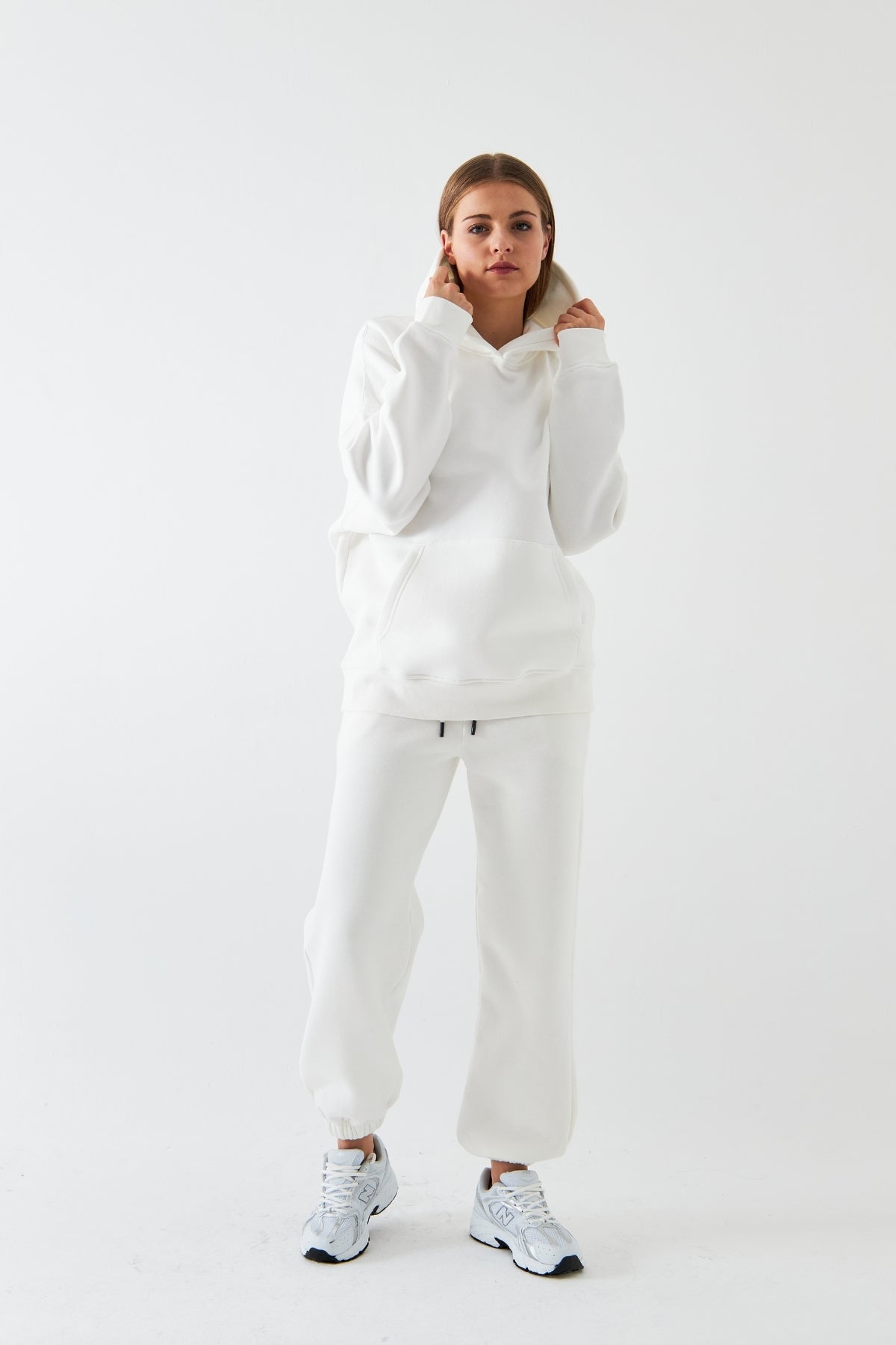 Oversize Unisex Eşofman Takımı Beyaz – Basic, 3 İplik Şardonlu Polar; Kapüşonlu Üst, Lastikli Alt