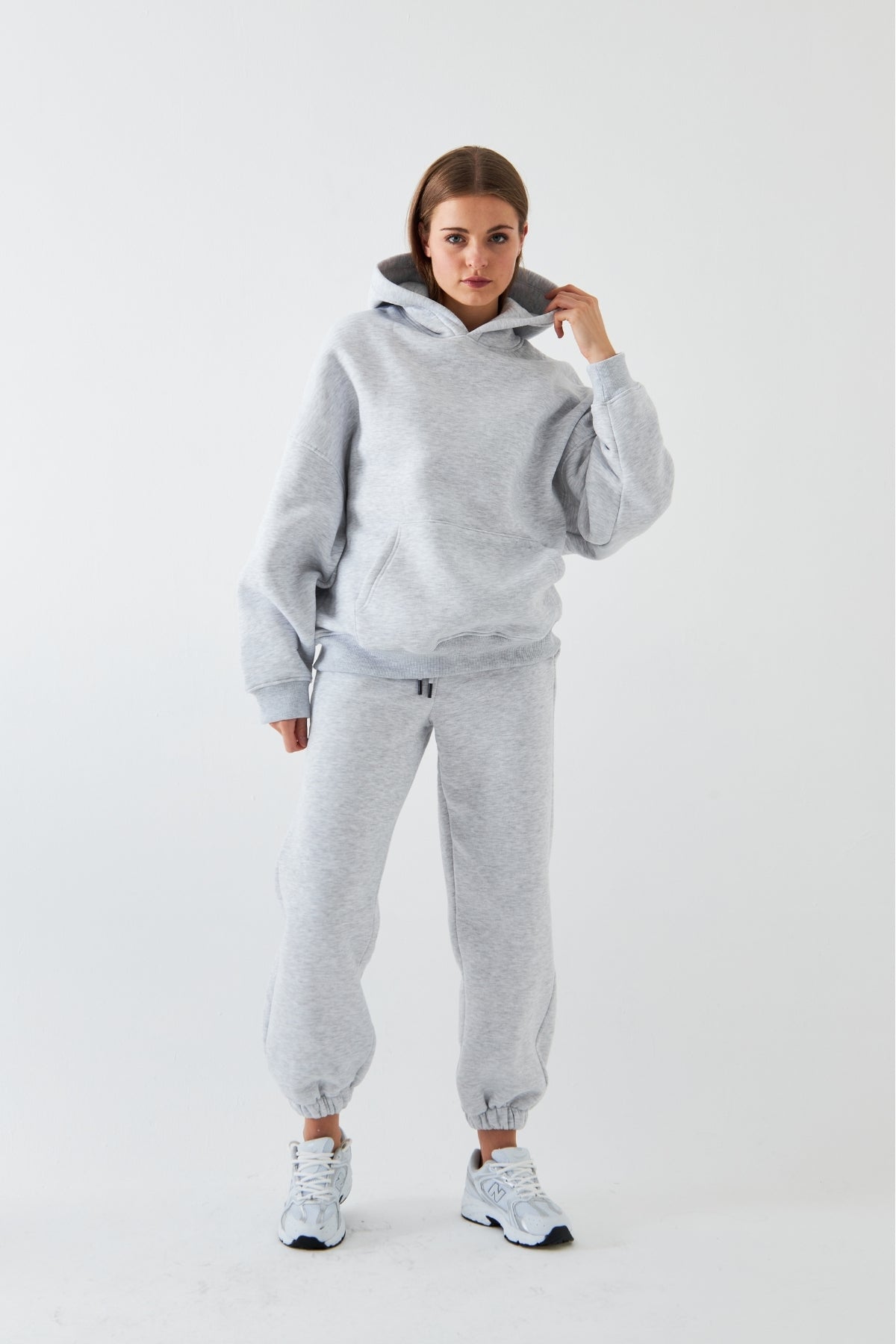 Oversize Unisex Eşofman Takımı Gri – Basic, 3 İplik Şardonlu Polar; Kapüşonlu Üst, Lastikli Alt
