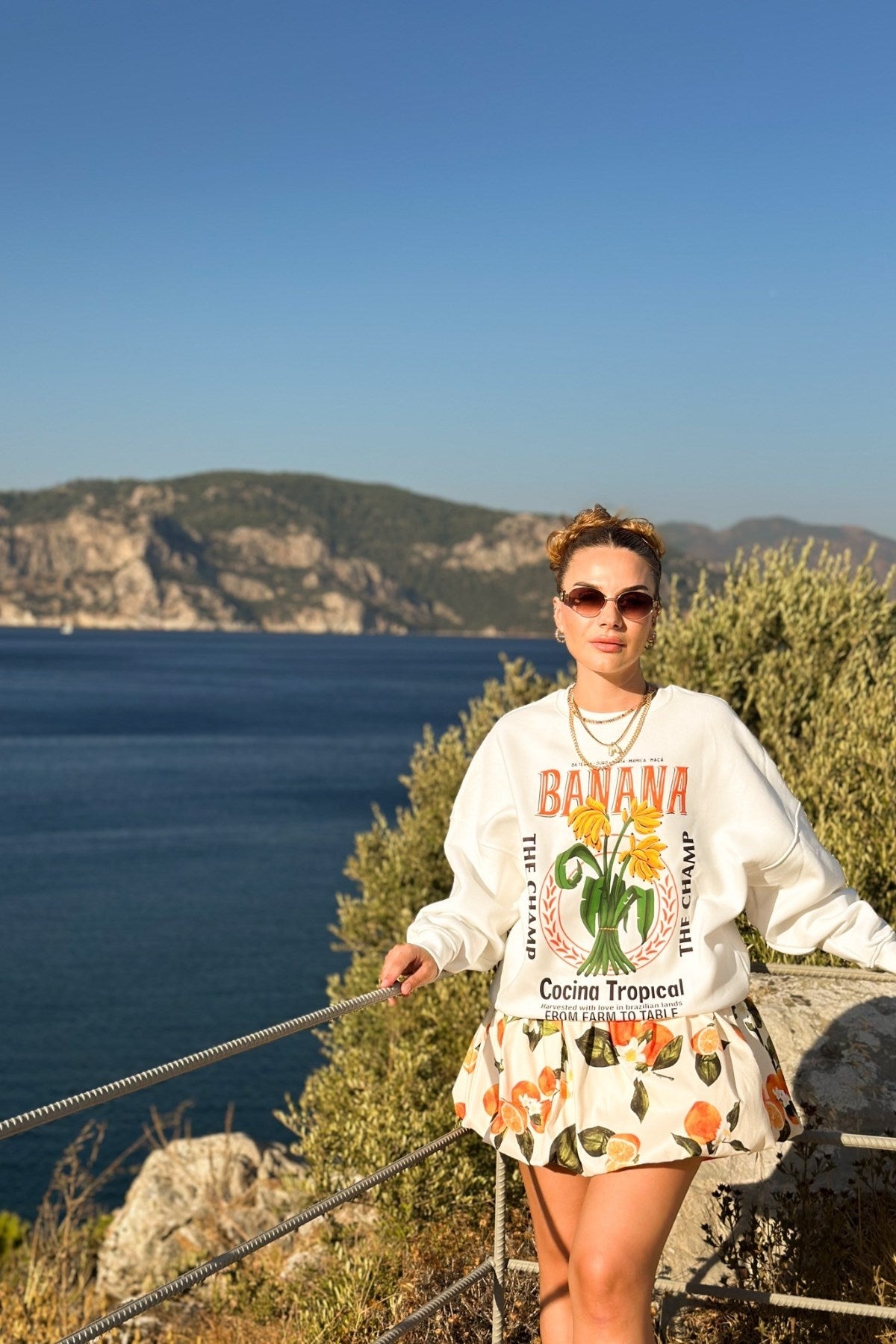 Kadın Oversize Sweatshirt Banana Tropical Baskılı Beyaz – Bisiklet Yaka, 3 İplik Şardonlu Polar