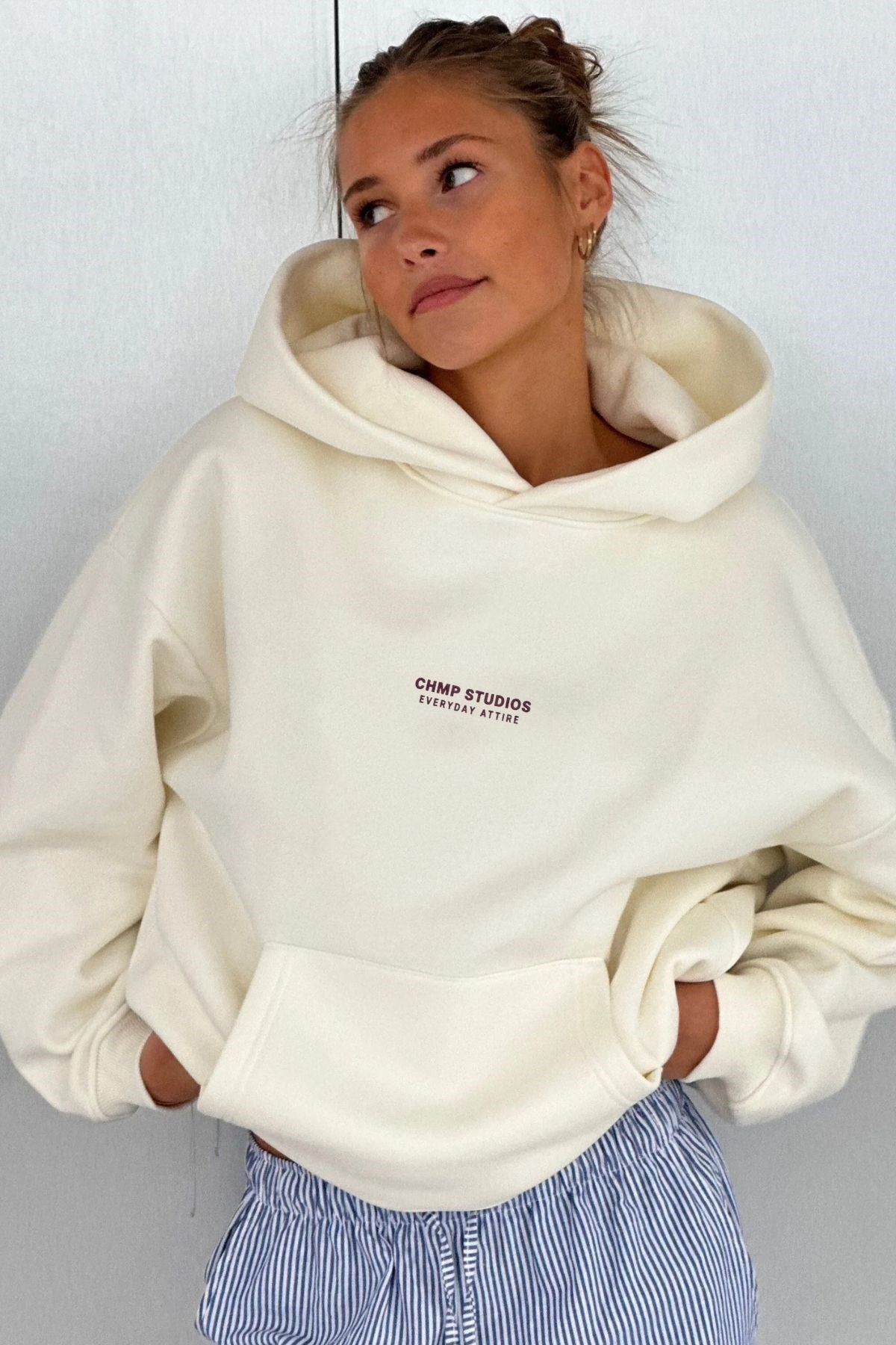 Kadın Oversize Sweatshirt Hoodie CHMP STUDIOS Beyaz – Kapüşonlu, 3 İplik Polar, Kanguru Cepli