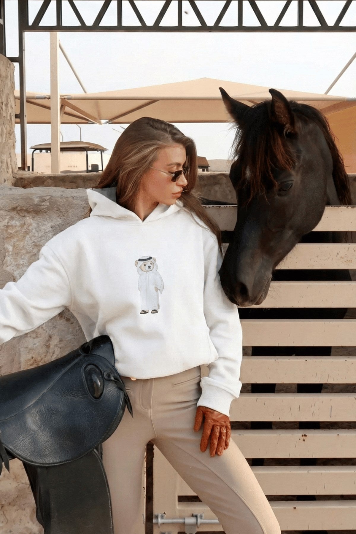 Kadın Oversize Sweatshirt Hoodie Qatari Bear White Beyaz – Kapüşonlu, 3 İplik Polar, Kanguru Cepli