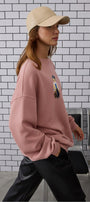 Kadın Oversize Sweatshirt Traveler Bear Baskılı Pembe – Bisiklet Yaka, 3 İplik Şardonlu Polar