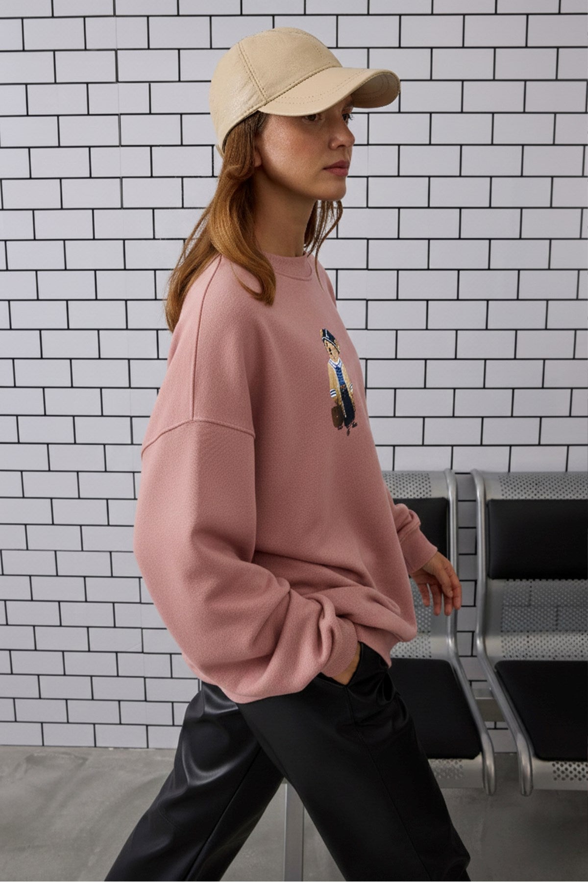 Kadın Oversize Sweatshirt Traveler Bear Baskılı Pembe – Bisiklet Yaka, 3 İplik Şardonlu Polar