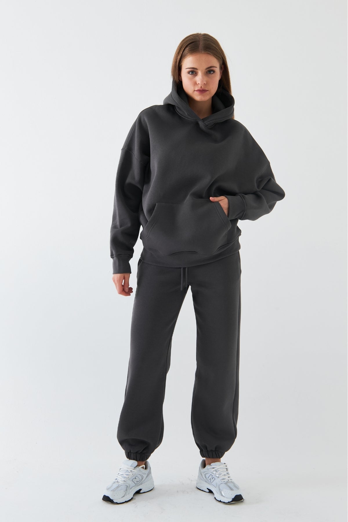 Oversize Unisex Eşofman Takımı Füme – Basic, 3 İplik Şardonlu Polar; Kapüşonlu Üst, Lastikli Alt