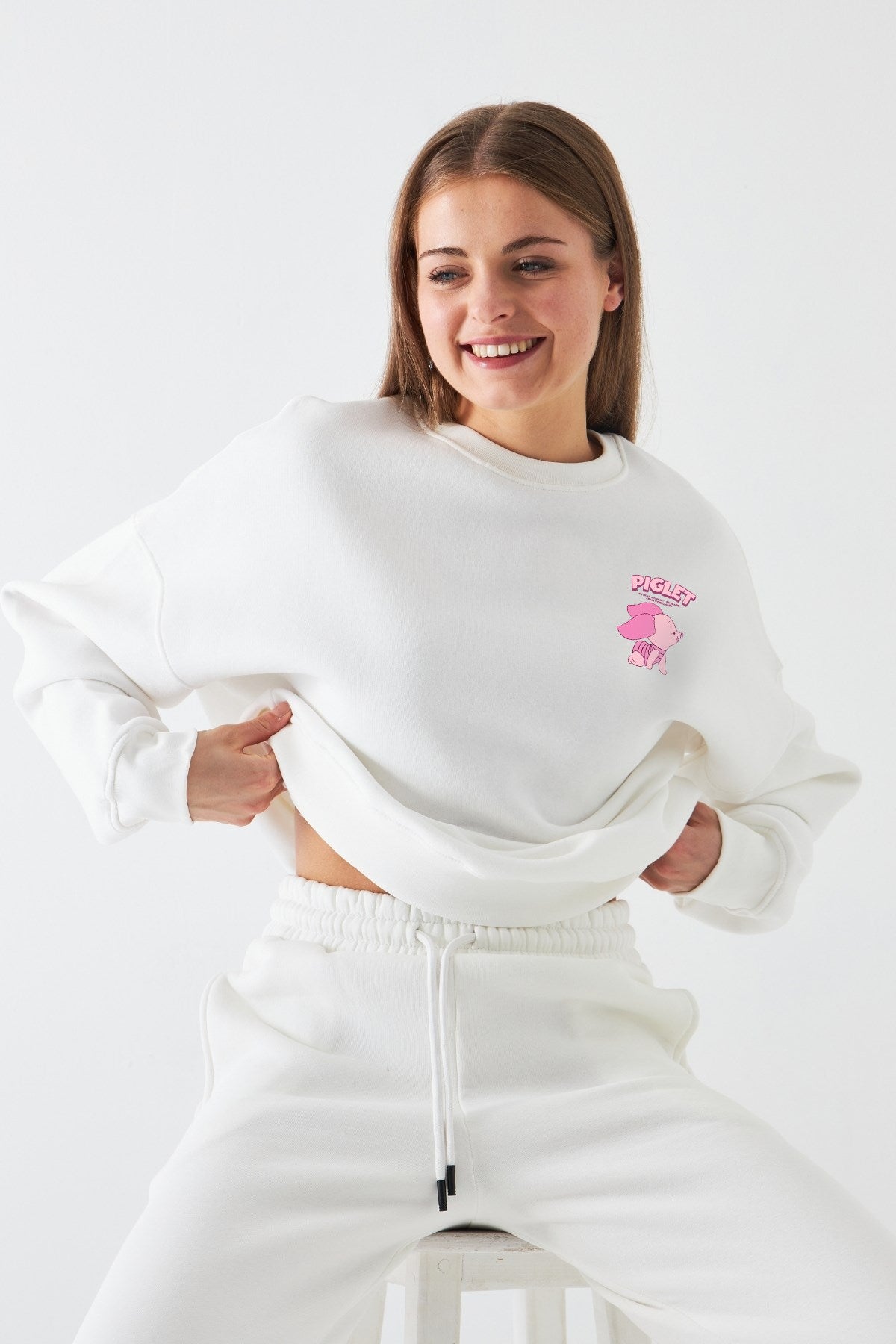 Kadın Oversize Sweatshirt Piglet Dreams Baskılı Beyaz – Bisiklet Yaka, 3 İplik Şardonlu Polar