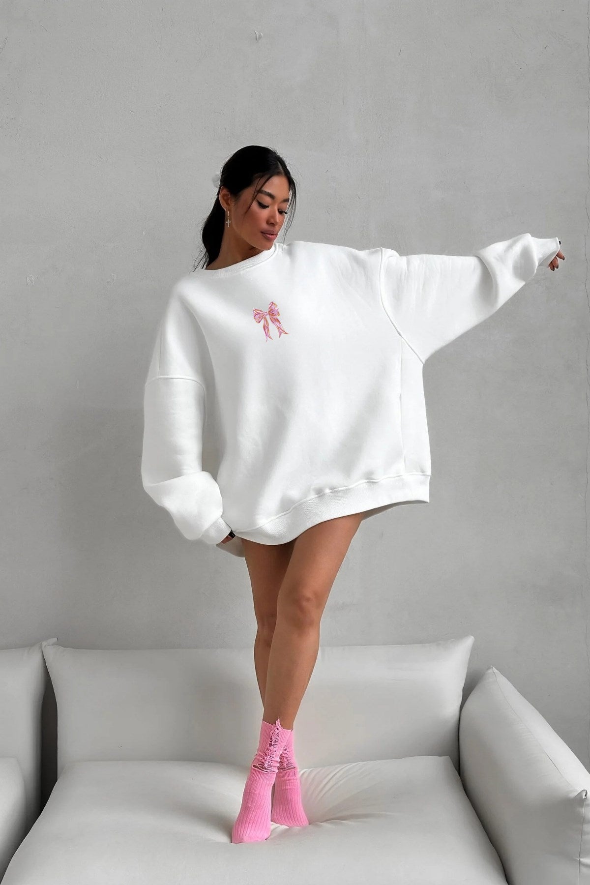 Kadın Oversize Sweat Elbise Pembe Kurdele Baskılı Beyaz – Bisiklet Yaka, 3 İplik Şardonlu Polar
