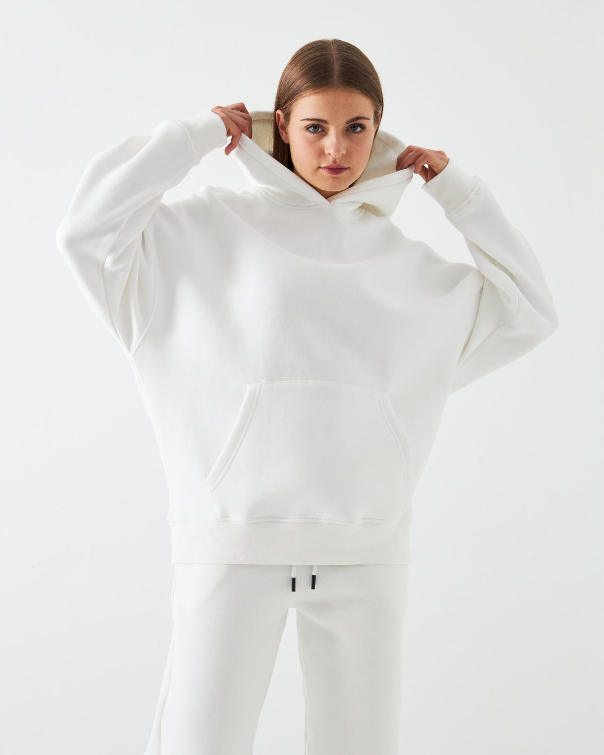 Oversize Unisex Eşofman Takımı Beyaz – Basic, 3 İplik Şardonlu Polar; Kapüşonlu Üst, Lastikli Alt