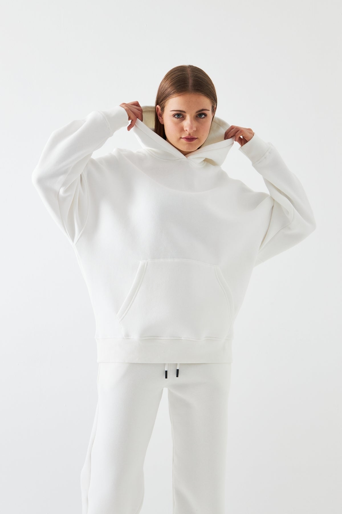 Oversize Unisex Eşofman Takımı Beyaz – Basic, 3 İplik Şardonlu Polar; Kapüşonlu Üst, Lastikli Alt
