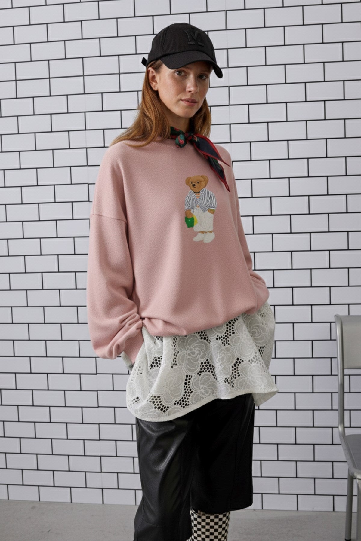 Kadın Oversize Sweatshirt City Club Bear Baskılı Pembe – Bisiklet Yaka, 3 İplik Şardonlu Polar