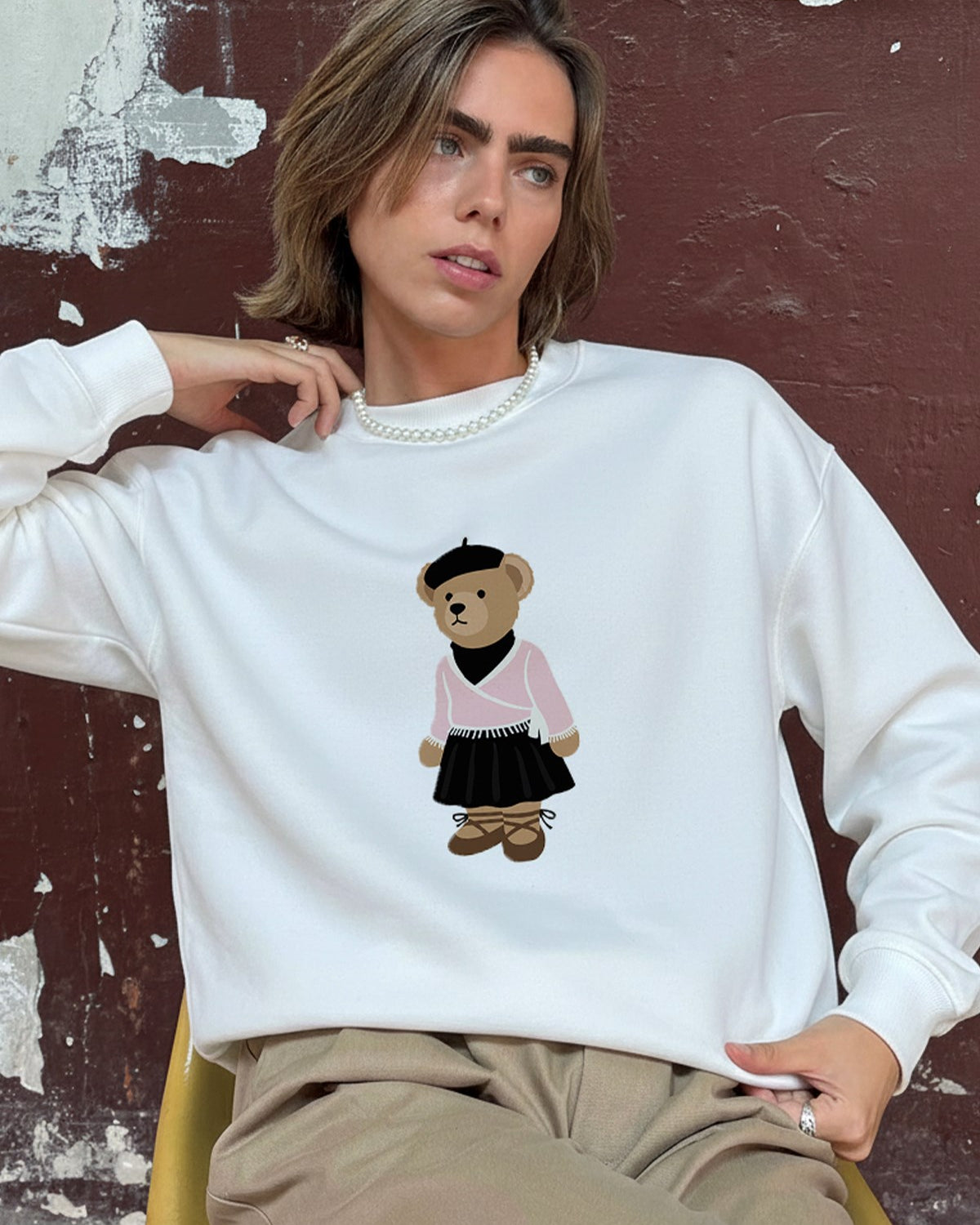 Kadın Oversize Sweatshirt Ballerina Bear Baskılı Beyaz – Bisiklet Yaka, 3 İplik Şardonlu Polar