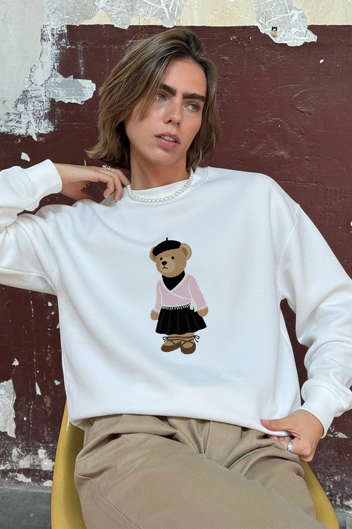 Kadın Oversize Sweatshirt Ballerina Bear Baskılı Beyaz – Bisiklet Yaka, 3 İplik Şardonlu Polar