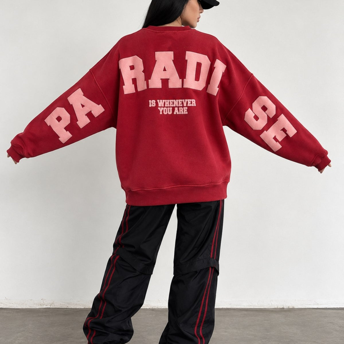 Kadın Oversize Sweatshirt Paradise Varsity Kabartma Baskılı Kırmızı – Bisiklet Yaka, 3 İplik Şardonlu Polar