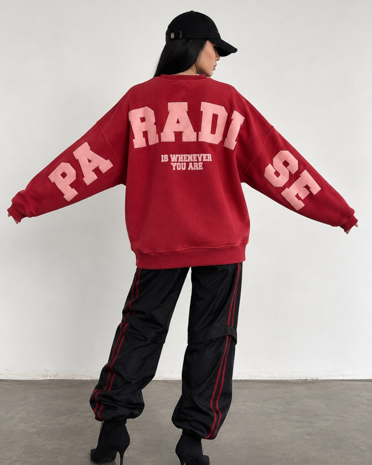Kadın Oversize Sweatshirt Paradise Varsity Kabartma Baskılı Kırmızı – Bisiklet Yaka, 3 İplik Şardonlu Polar