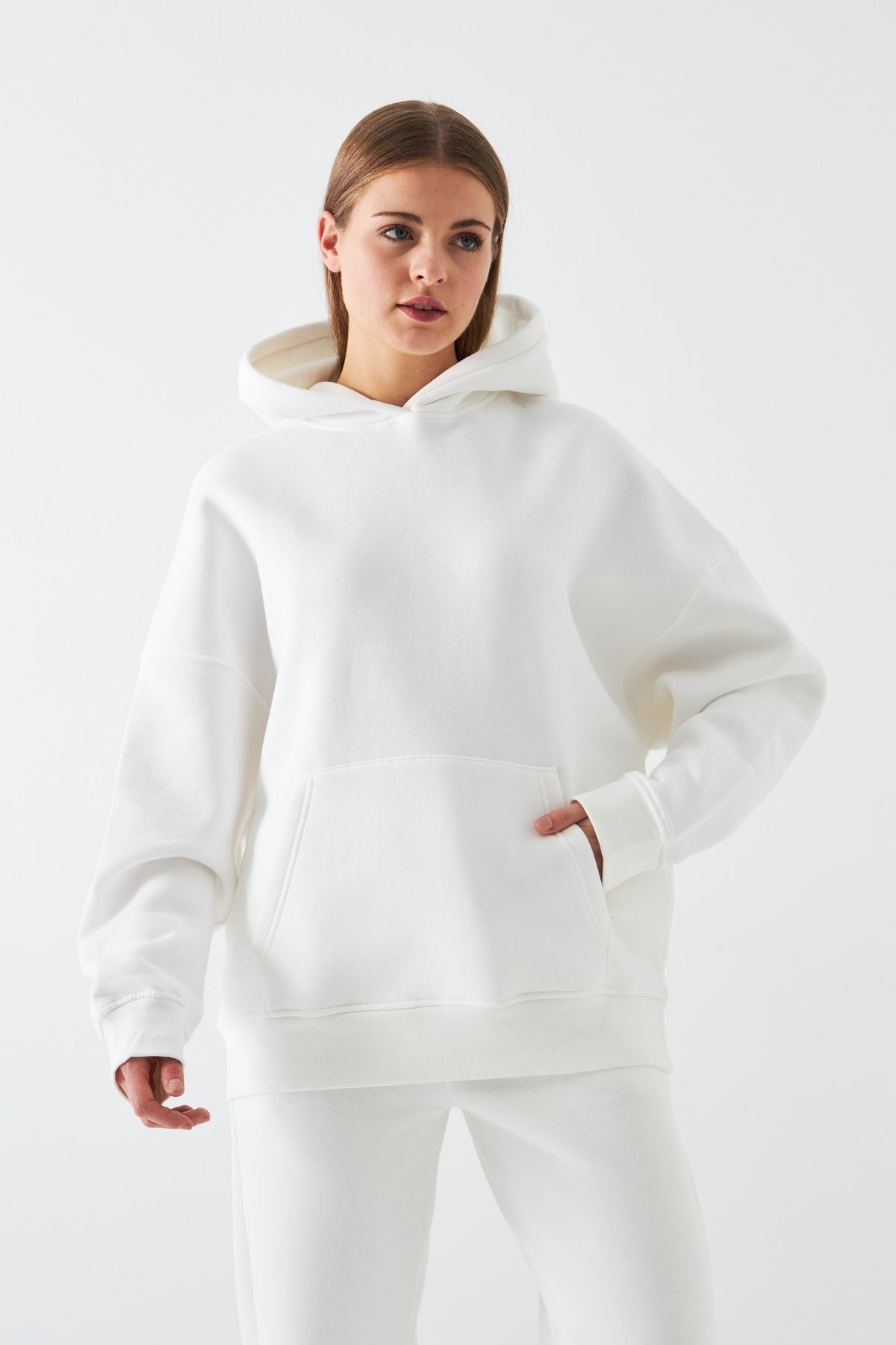 Oversize Unisex Eşofman Takımı Beyaz – Basic, 3 İplik Şardonlu Polar; Kapüşonlu Üst, Lastikli Alt
