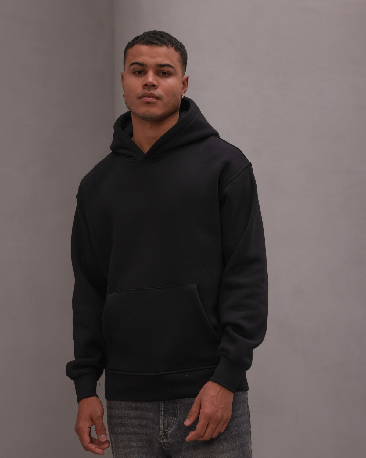 Erkek Oversize Sweatshirt Hoodie Basic Siyah – Kapüşonlu, 3 İplik Polar, Kanguru Cepli