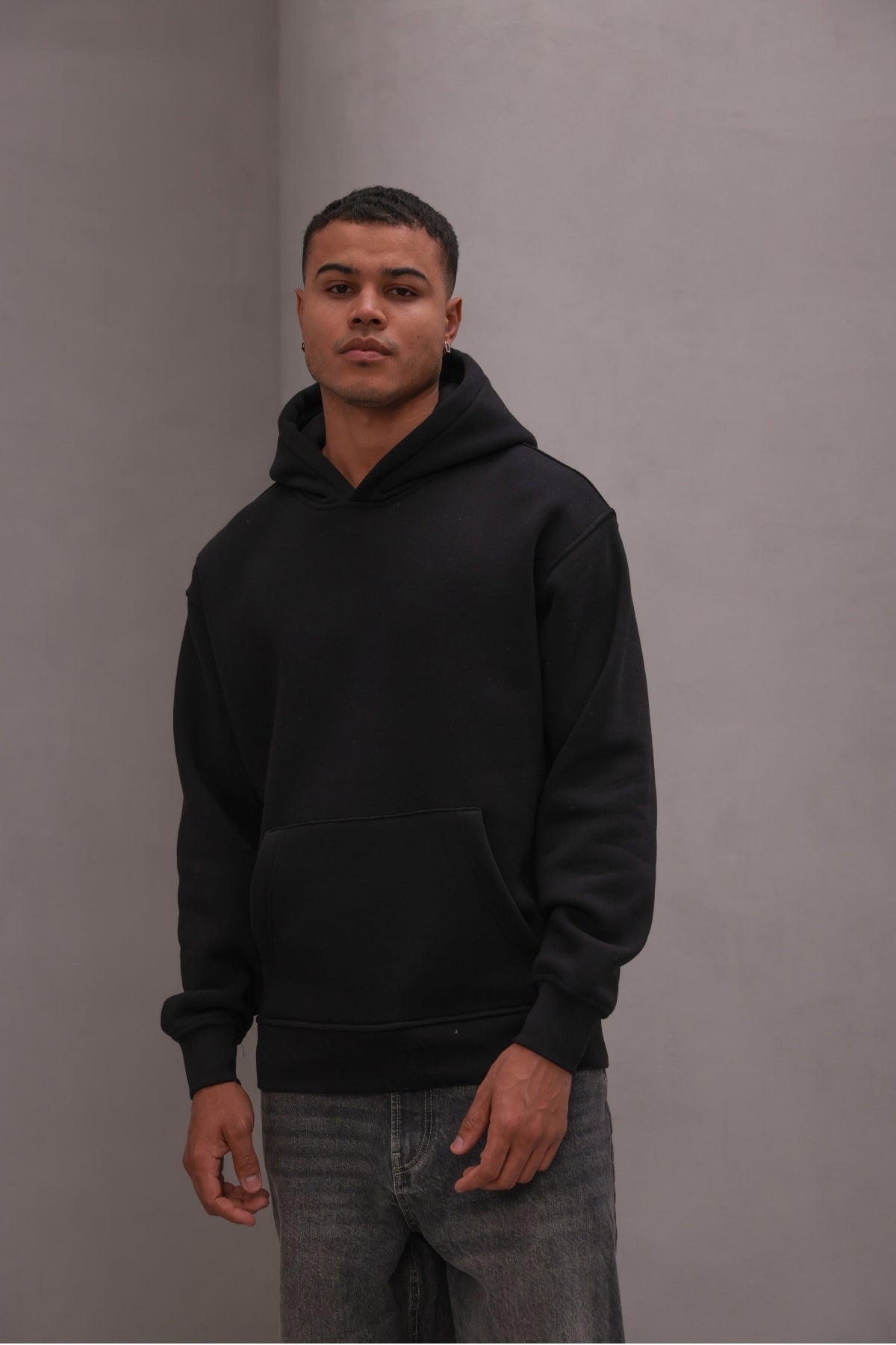 Erkek Oversize Sweatshirt Hoodie Basic Siyah – Kapüşonlu, 3 İplik Polar, Kanguru Cepli