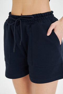 Esnek ve Rahat Kesim Çift Cepli Diz Üstü Kadın Şort