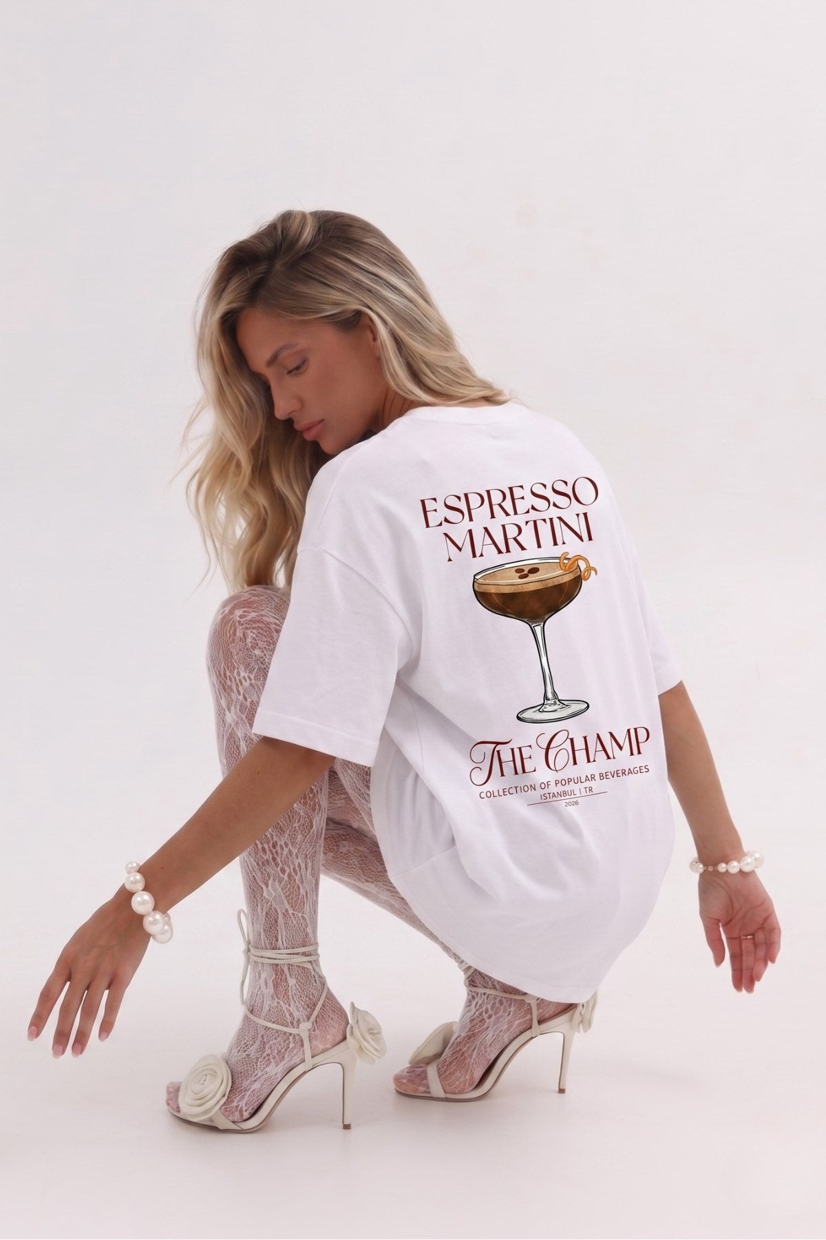 Unisex Oversize Tişört Espresso Martini Baskılı Beyaz – Bisiklet Yaka, Rahat Kalıp, %100 Pamuk