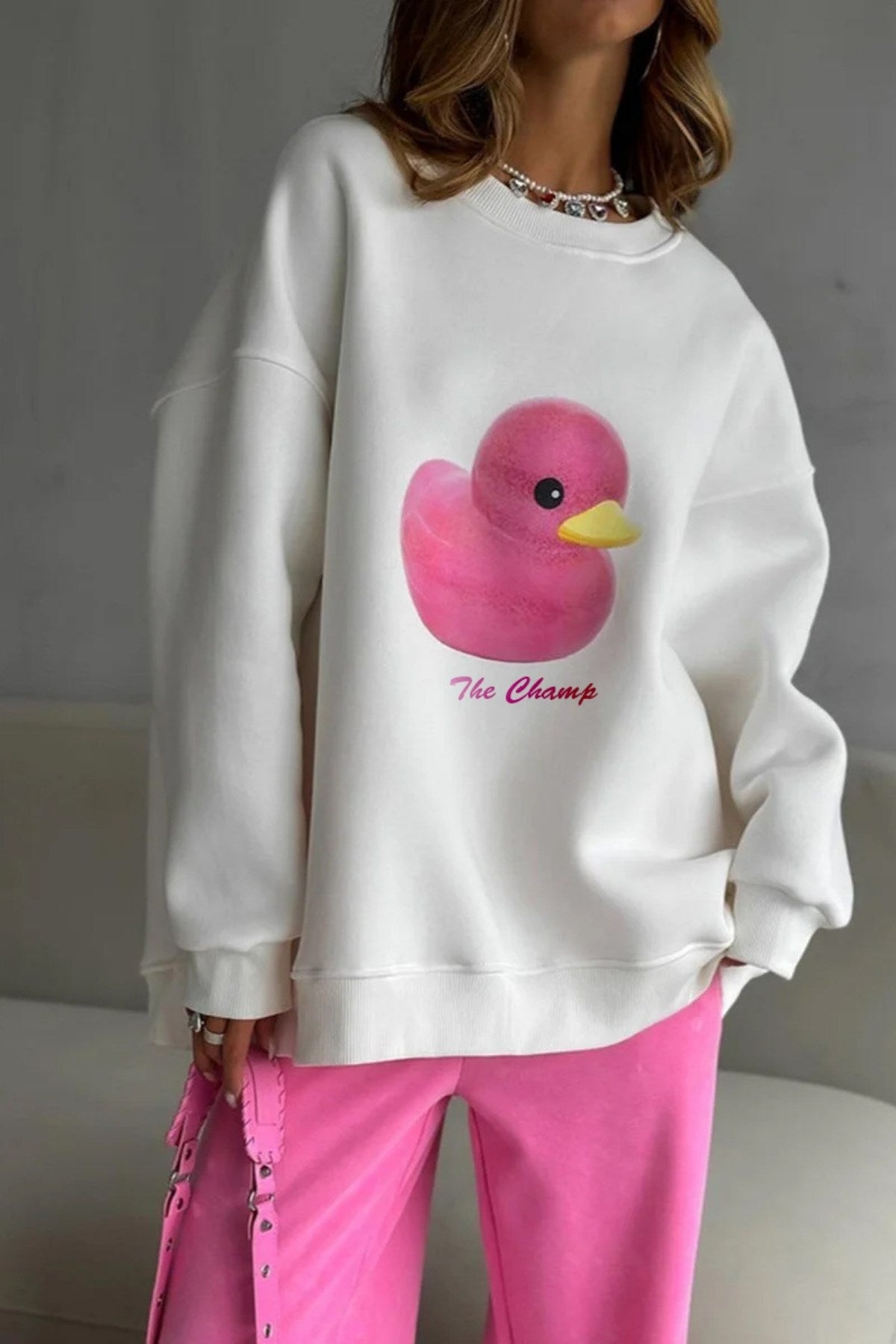 Kadın Beyaz Bisiklet Yaka Sweatshirt – Pembe Ördek Baskılı 3 İplik Şardonlu Oversize