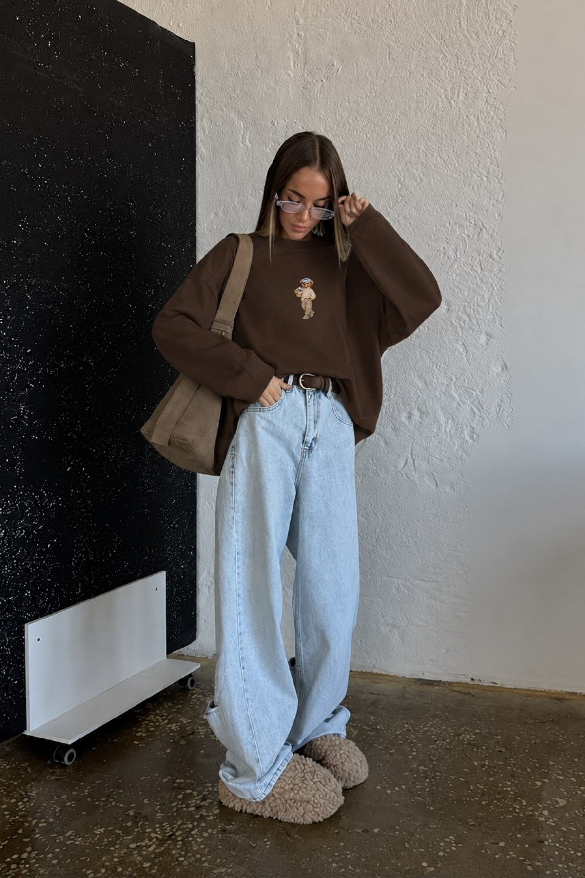 Kadın Relaxed Fit Sweatshirt Coffee Bear Baskılı Kahverengi – Bisiklet Yaka, 3 İplik Şardonsuz