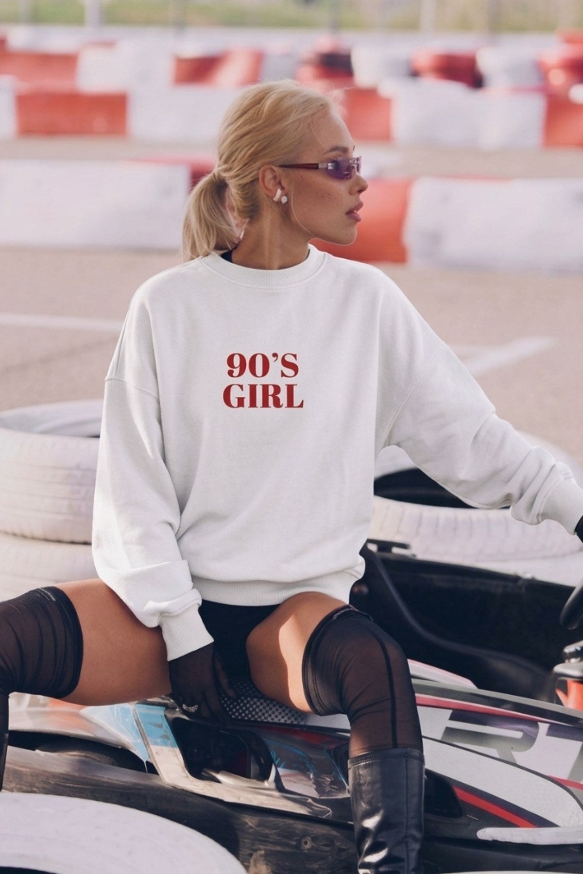 Kadın Oversize Sweatshirt 90’s Girl Baskılı Beyaz – Bisiklet Yaka, 3 İplik Şardonlu Polar