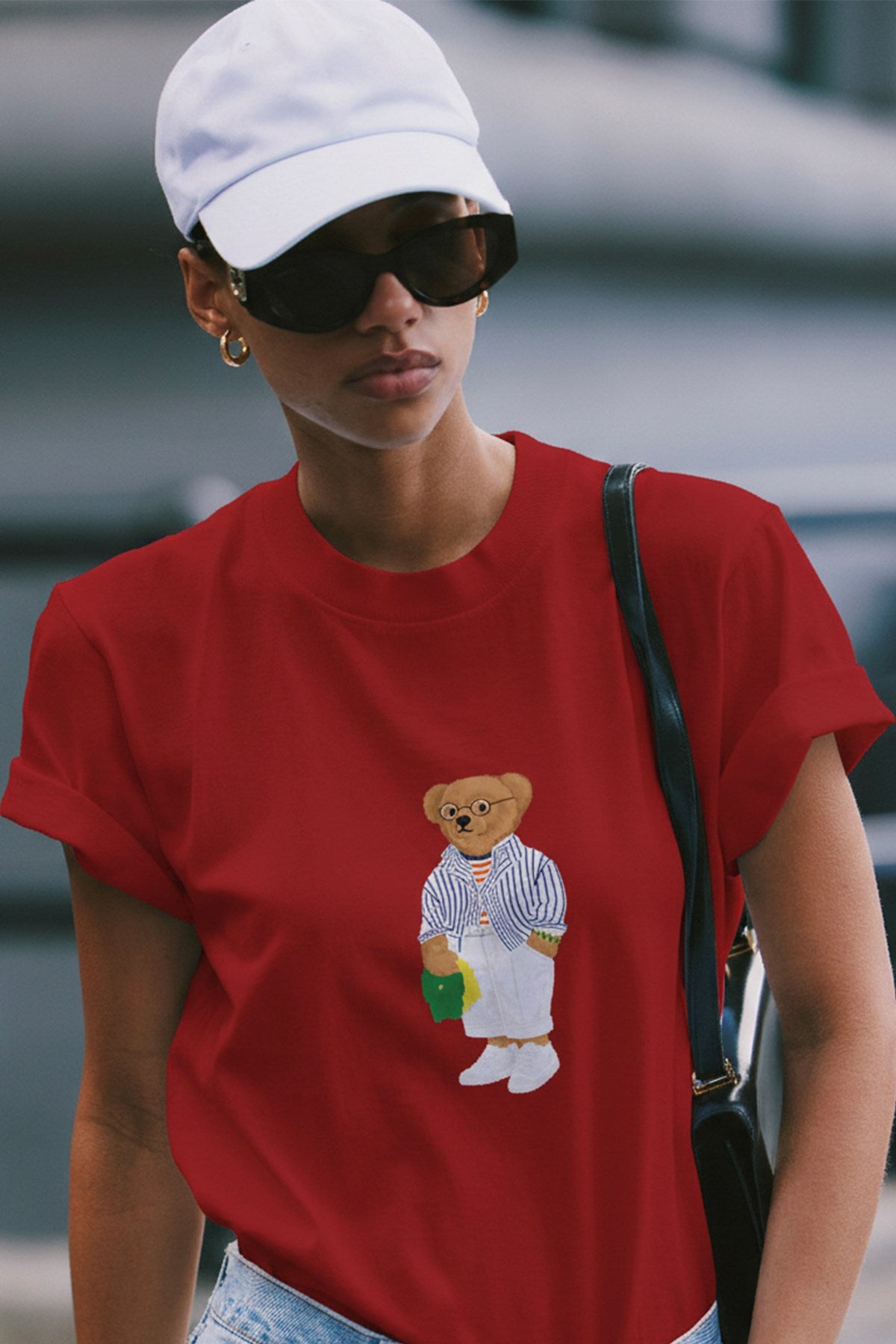 Kadın Oversize Tişört Bambino Bear Baskılı Kırmızı – Bisiklet Yaka, Rahat Kalıp, %100 Pamuk