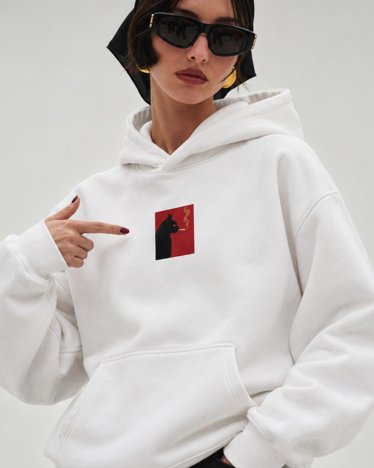 Kadın Oversize Hoodie Noir Cat Baskılı Beyaz – Kapüşonlu, Kanguru Cepli, 3 İplik Şardonlu Polar