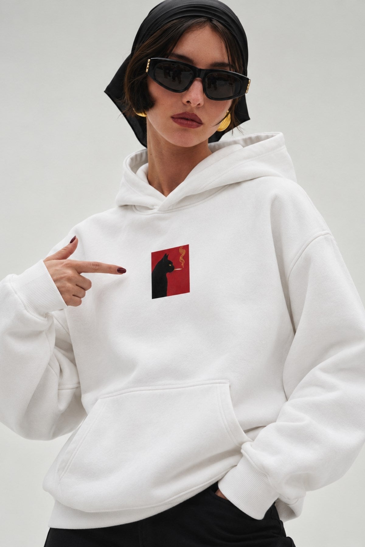 Kadın Oversize Hoodie Noir Cat Baskılı Beyaz – Kapüşonlu, Kanguru Cepli, 3 İplik Şardonlu Polar